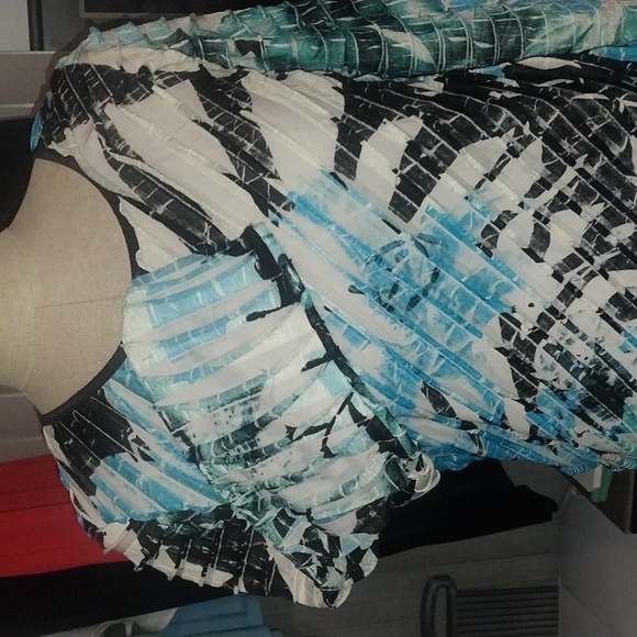 Textured top with 3/4 length sleeves - Picture 2 of 4